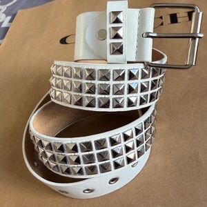 New three-row studded belt, white PU leather strap and silver-tone metal rivets